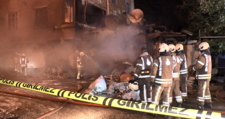 avcilarda tekstil atolyesi deposunda yangin VzFeP8Ea