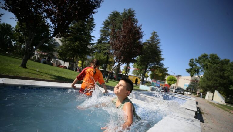 sicak hava kavuruyor 17 sehir 40 derecenin uzerini gordu m8QPlUqC