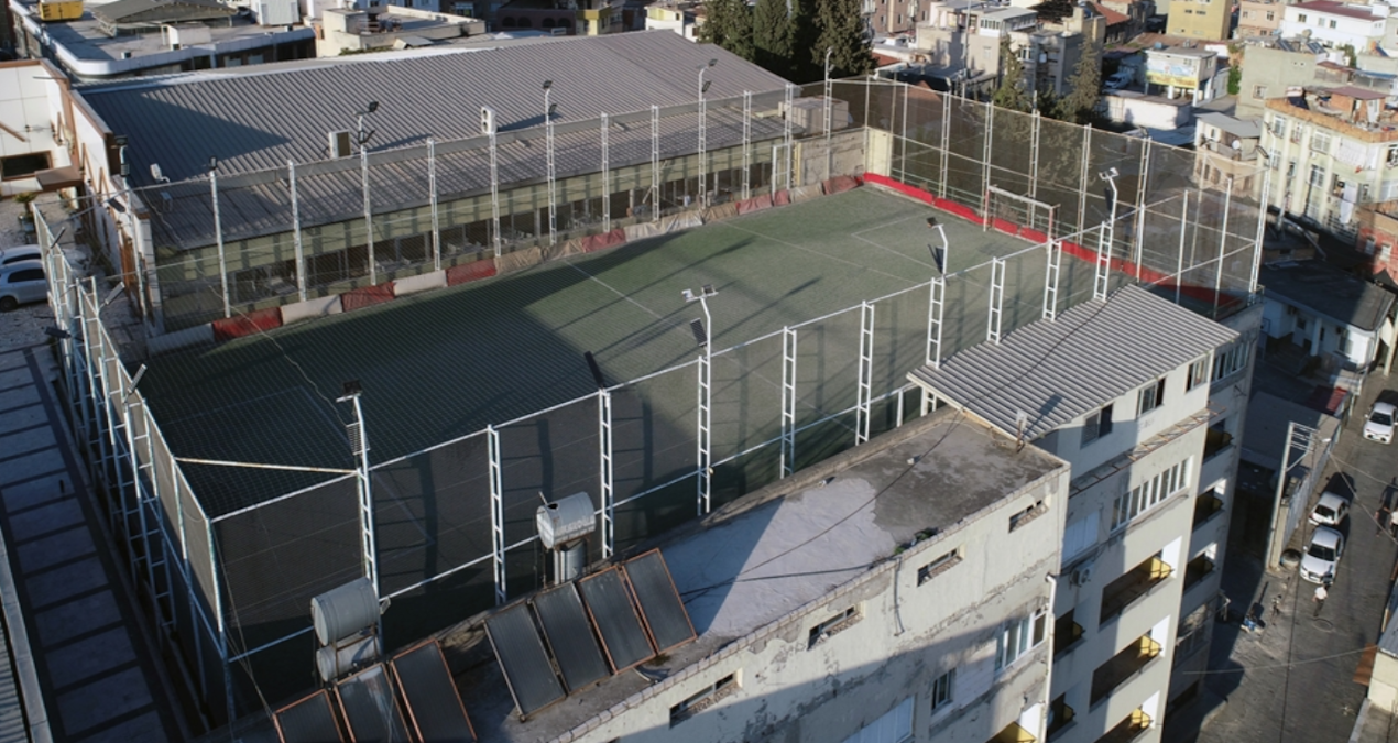 adanada 5 katli binanin damina futbol sahasi kurdular 72H8jJKw