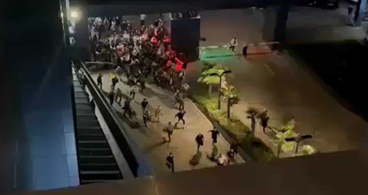 chp istanbul il binasi onundeki polis ablukasini asan vatandaslar il binasina ulasti Ev5ZYUij