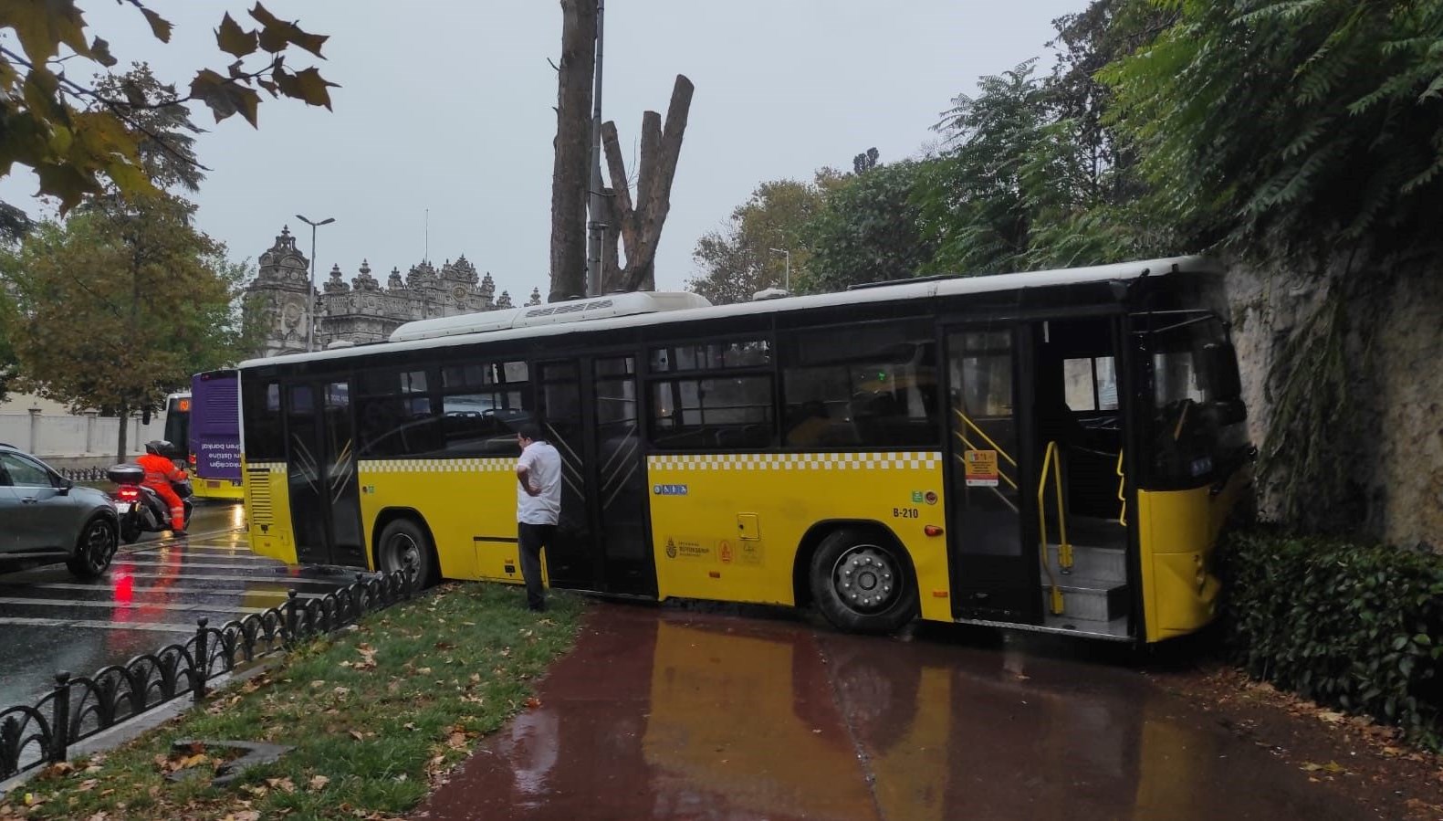 istanbulda iett otobusu motosiklete carpti UK26AfnP