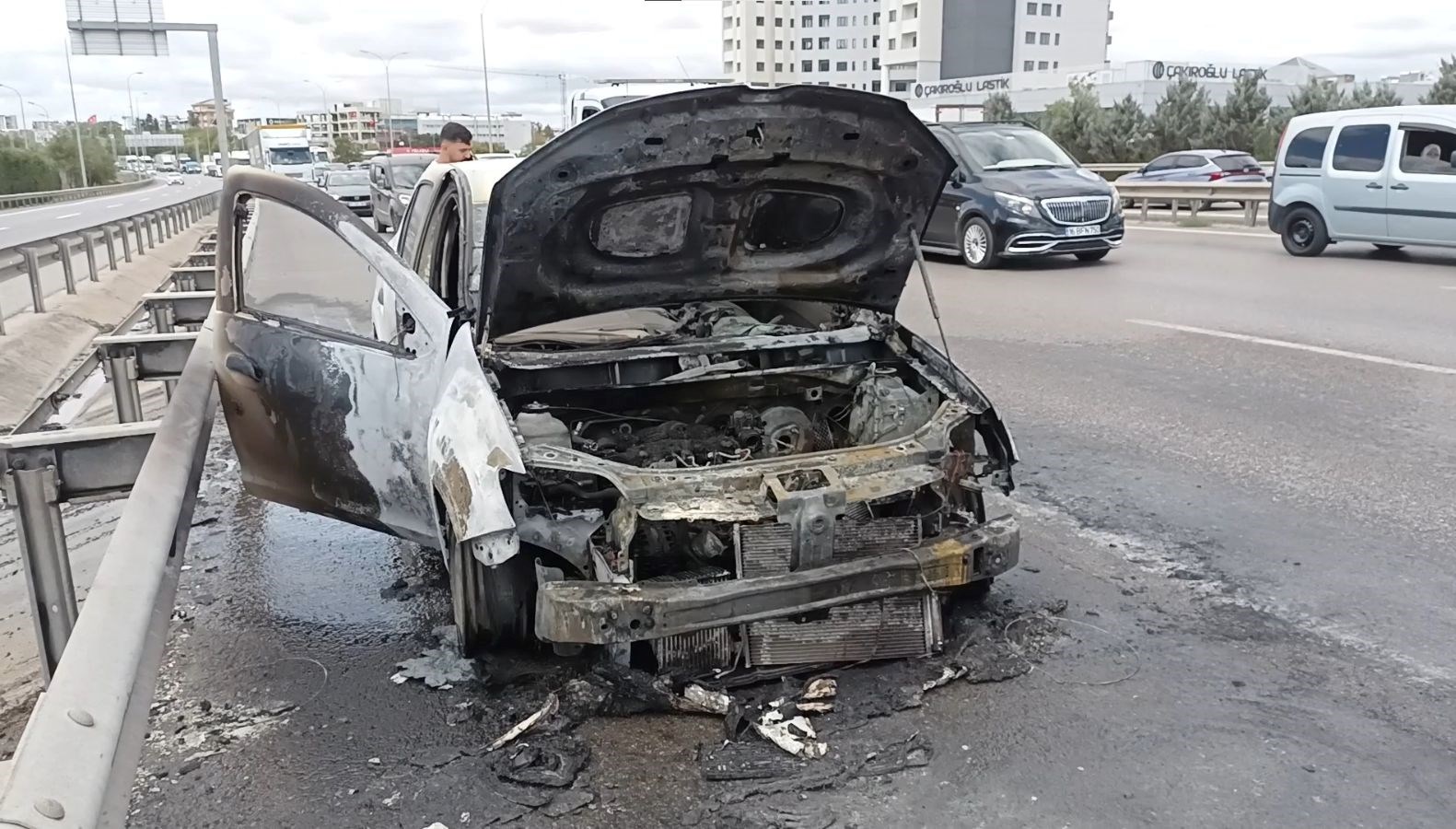 istanbulda yol ortasinda otomobil alev aldi n7nLjxqJ