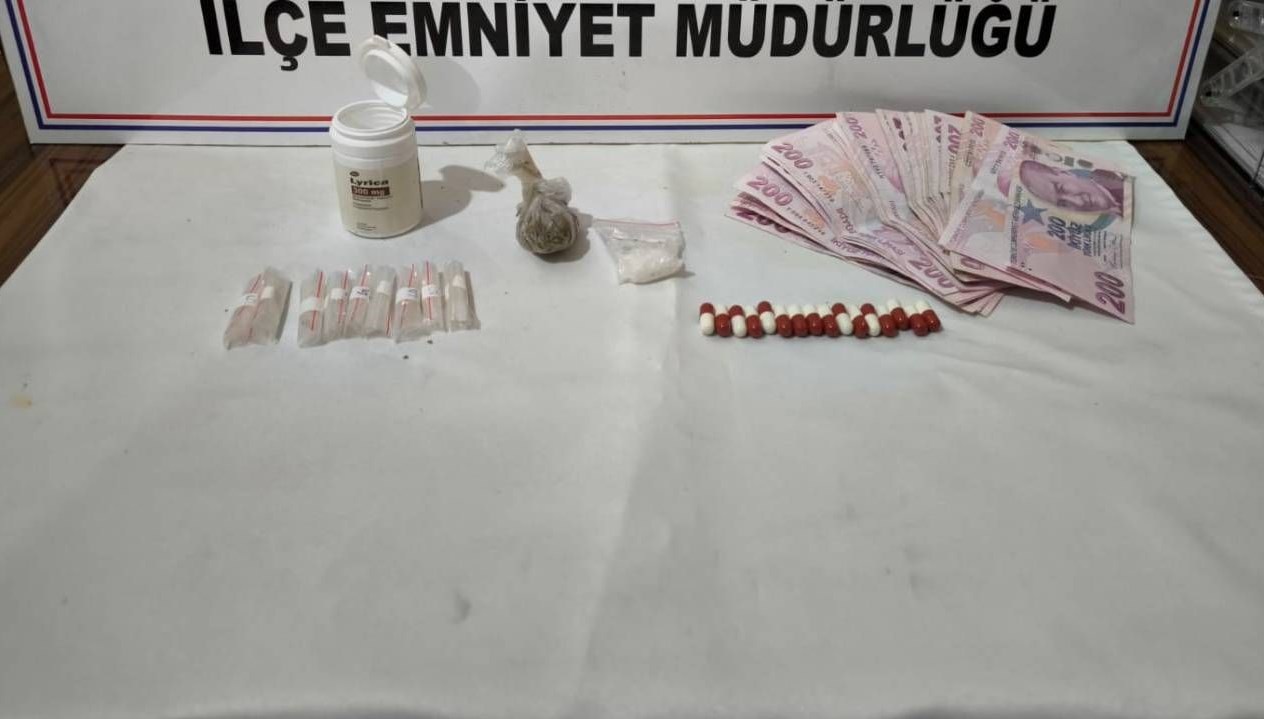 otomobilinde uyusturucuyla yakalanandi gozaltina alindi YXnHC71P