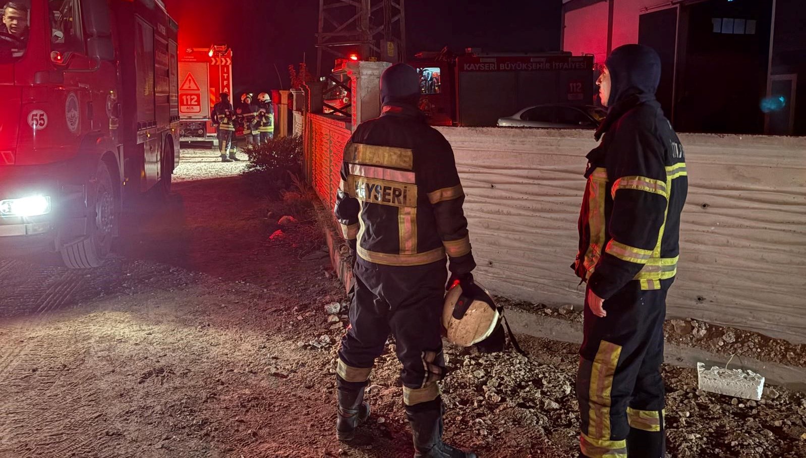 plastik fabrikasinda yangin bir isci zehirlendi CvyYcbBm