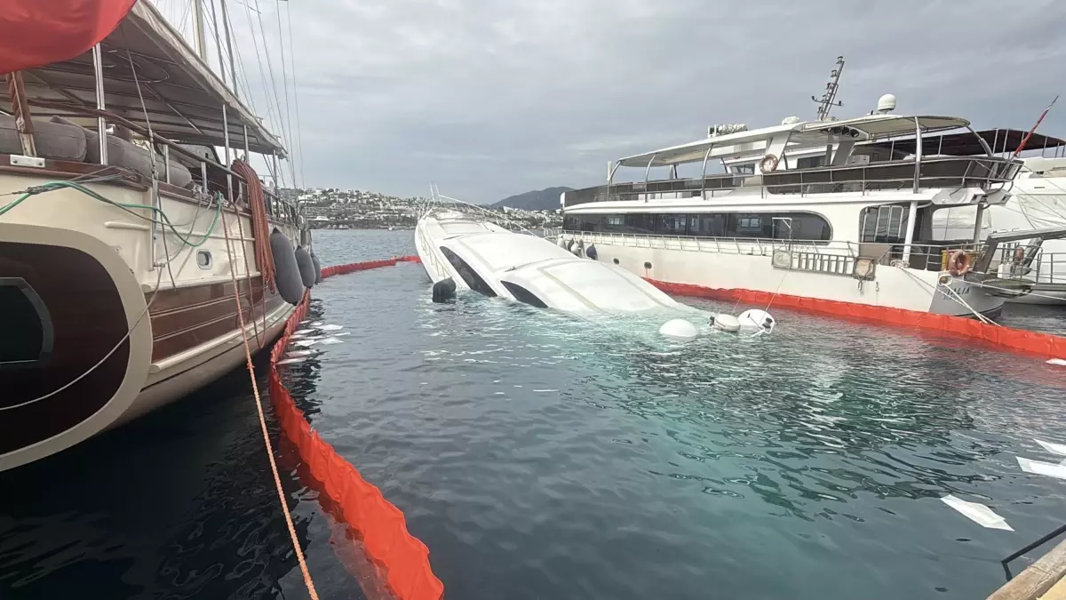 bodrumda luks yat su alarak batti 2MeBS3dl.jpg