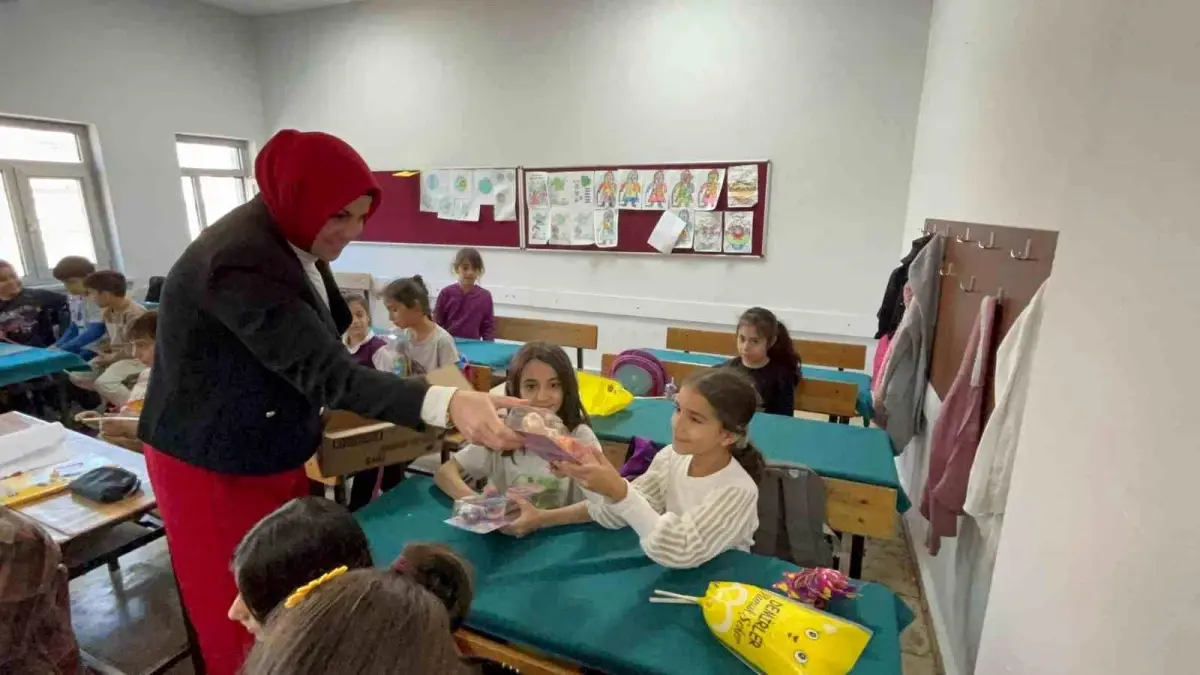 diyarbakirli muhtar dunya kiz cocuklari gununde kiz cocuklarina hediyeler dagitti sB6XRxD6
