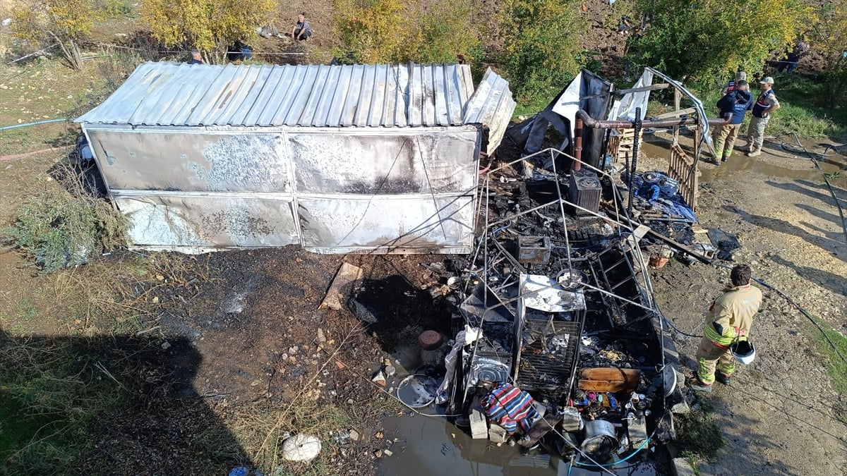 hatayda konteyner yangini dumandan etkilenen bebek oldu annesi yaralandi UasGbBfF.jpg