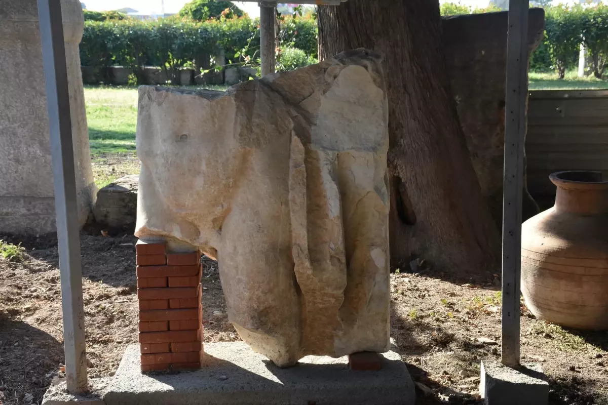 izmir smyrna antik kentinde 1800 yillik heykel bulundu dAapsCPd.jpg