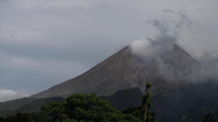 lewotobi laki laki yanardaginda korkutan patlama OIMAc9ND.jpg