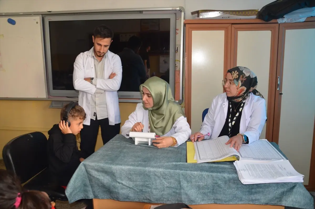 musta ogrencilere isitme testi uygulaniyor NviOmMez.jpg