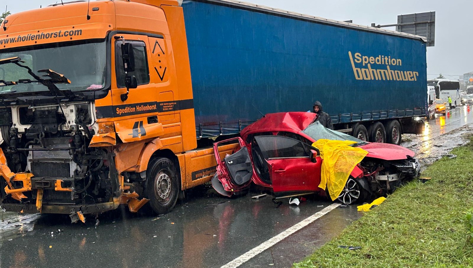 rizede katliam gibi kaza ayni otomobildeki 3 kisi oldu SYmnGapC.jpg