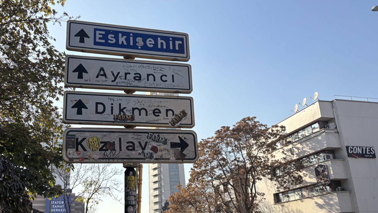 cankayada genclerin asilarak fotograf cektirdigi tabelaya koruma eNSDNRIP.jpg