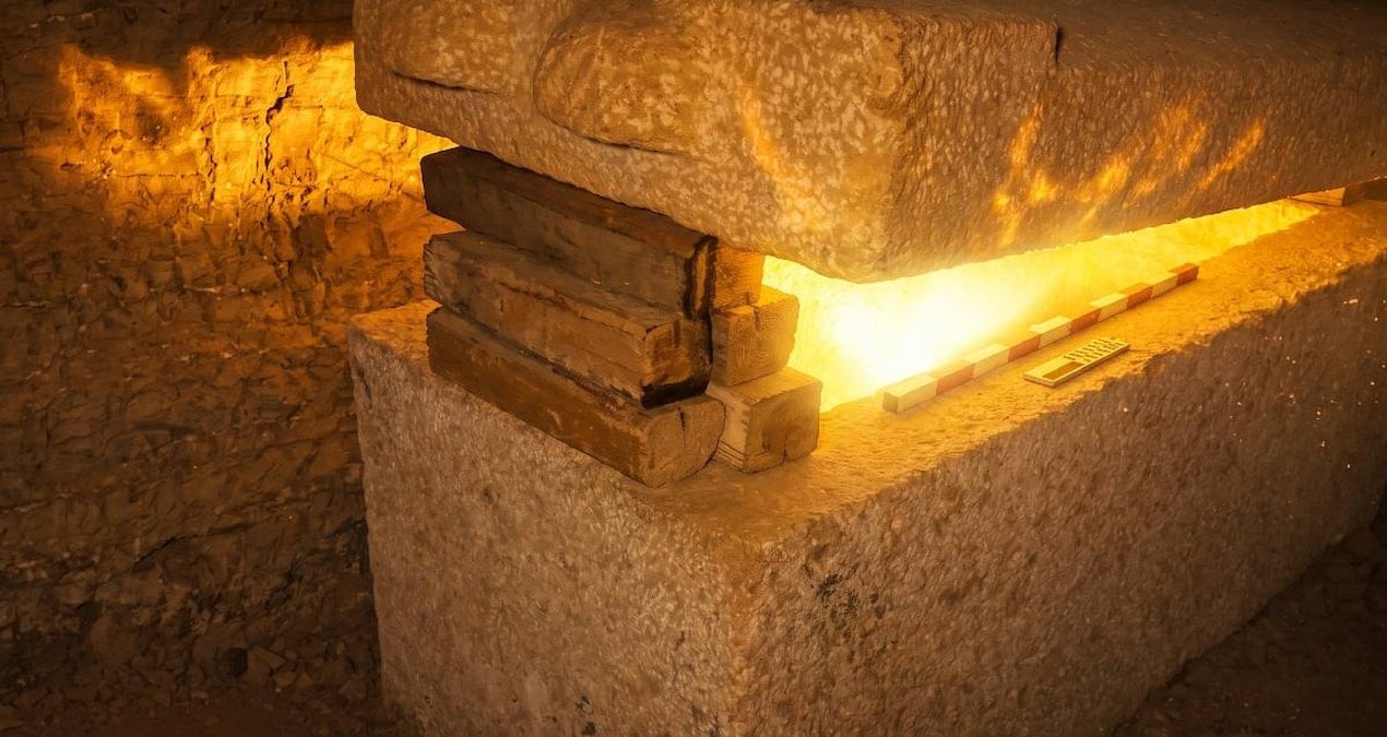 15 Metrelik Kuyuda Altınla Kaplı Antik Mısır Mezarına Ulaşıldı