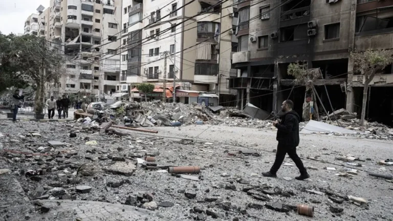 israil-ateskese-ragmen-saldiriyor-lubnanda-hayatini-kaybedenlerin-sayisi-2-bin-679a-cikti-U4zq3EG1