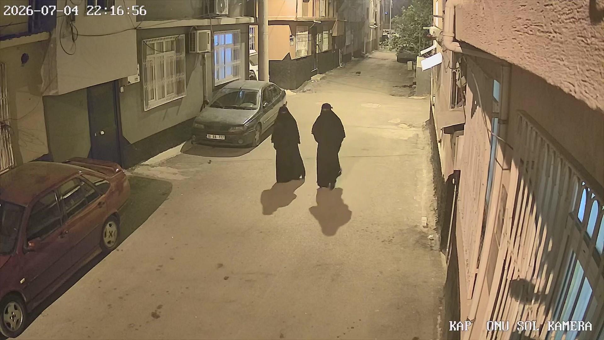 Adanada carsafli hirsizlik kameralara yakalandilar 1 gun onceden plan yaptiklari ortaya cikti p3pA1VG3