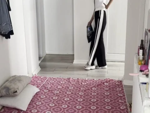 Barinma krizinde bugun kira borcu nedeniyle cocuklariyla evden atildi esyalarina el konuldu BN4NaM6J